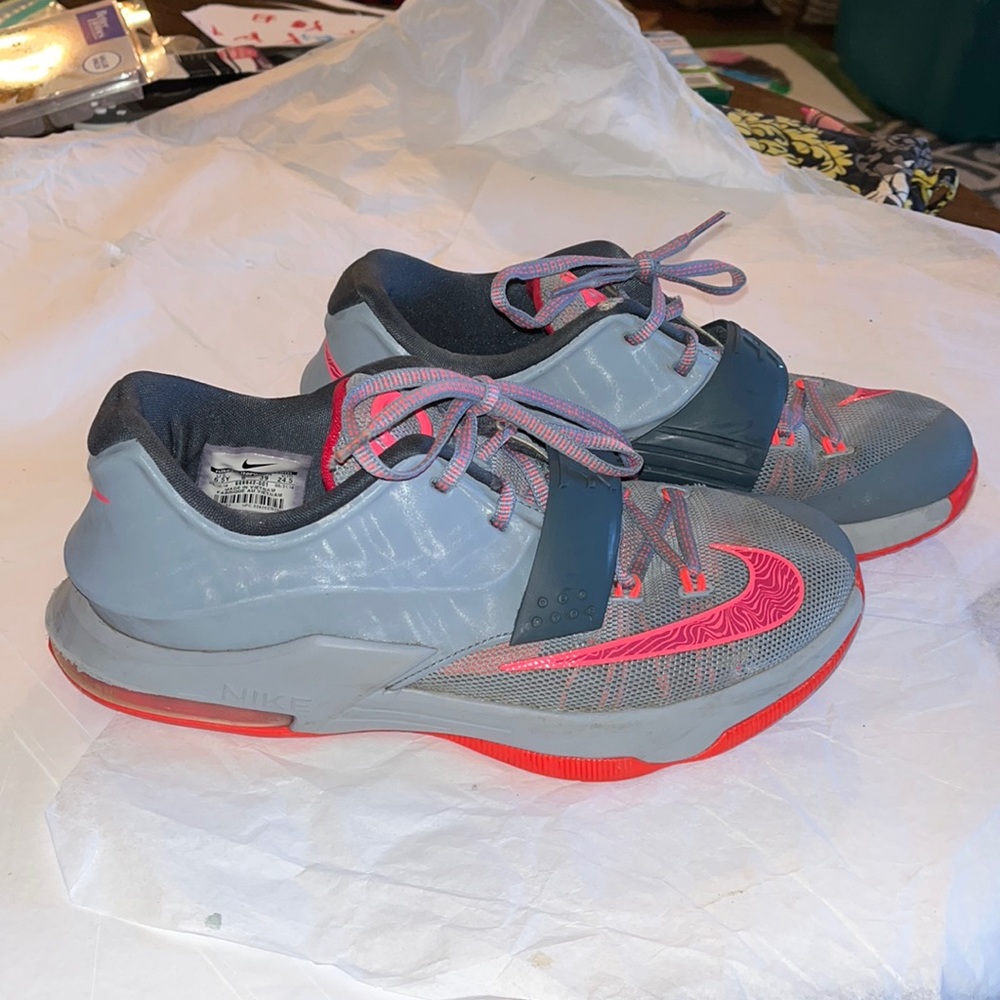 KD7 Calm Before The Storm size 6.5y, gray, neon pink